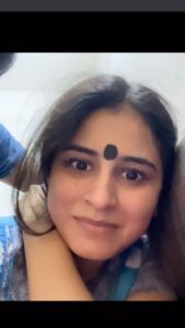 Rithika Tamil Selvi Instagram - When he becomes a makeup artist 😫
MUA @vinun43 😭

#tamil_rithika #rithikatamilselvi #makeupfun #husbandatrocities #husbandmakeupchallenge #familytime #happyfaces