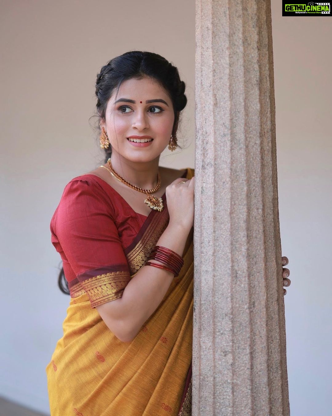 Rithika Tamil Selvi Instagram - Smiles are free but they are worth a lot 😊keep ur smile on ✌️ Hairdo & saree styling : @__beauty__squad__ Jewellery: @made_for_hers Photography : @ashokarsh . . . . . . #rithika #tamil_rithika #rithikatamilselvi #sareelove #traditionaljewellery #traditionalsaree #photography #tamilnadutourism #tamilnadutradition #navaratri #navaratrifest #southindianbride #trending