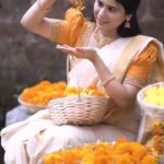 Rithika Tamil Selvi Instagram - 🌻 VC : @ashokarsh Blouse @knotweddinghouse #onam23 #onam #onamcelebration #onamsaree #firstonam #firstonamtogether😍❤️ #onam2023 #kerala #keralagodsowncountry #keralabride #weddingjewellery #jewelry #trending #trendingnow #onamphotoshoot #rithika #rithikatamilselvi #tamil_rithika #vijaytelevision #trendingupdates #tamilserial #keralajewellery