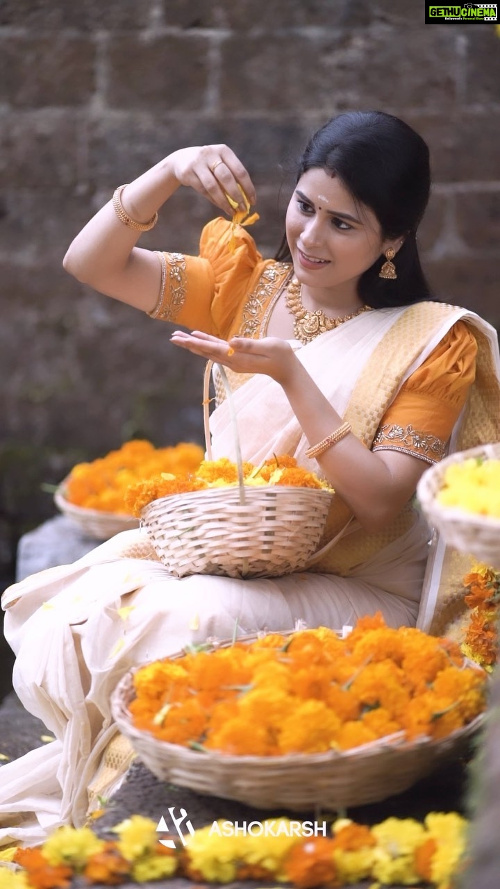 Rithika Tamil Selvi Instagram - 🌻 VC : @ashokarsh Blouse @knotweddinghouse #onam23 #onam #onamcelebration #onamsaree #firstonam #firstonamtogether😍❤️ #onam2023 #kerala #keralagodsowncountry #keralabride #weddingjewellery #jewelry #trending #trendingnow #onamphotoshoot #rithika #rithikatamilselvi #tamil_rithika #vijaytelevision #trendingupdates #tamilserial #keralajewellery