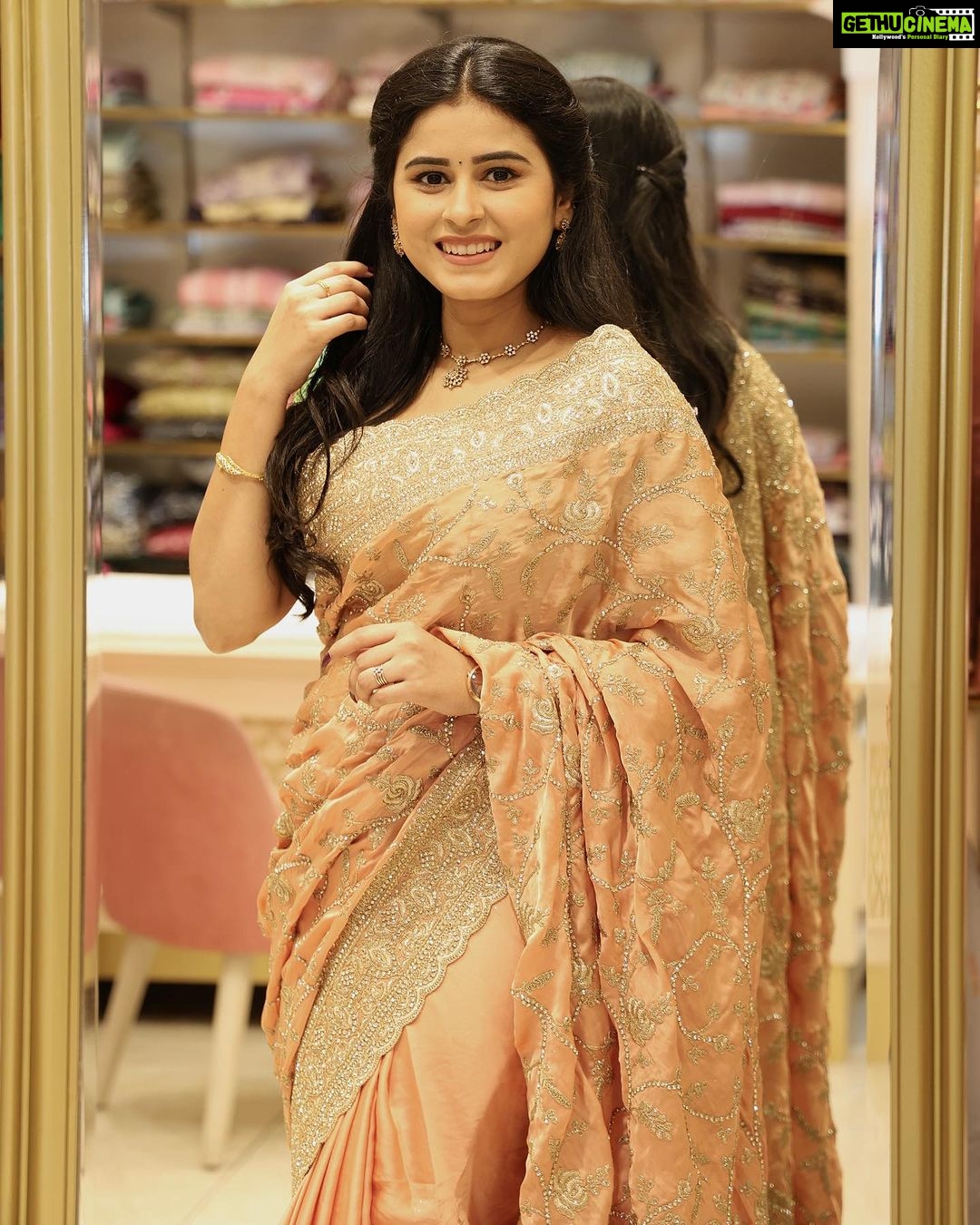 Rithika Tamil Selvi Instagram - Happy morning ☺️✌️ Jewellery @made_for_hers . . . . . #rithika #rithikatamilselvi #rithikavijaytv #tamil_rithika #vijaystars #vijaytelevision #televisionactress #sareelove #sareemodel #designersaree #sareeadvertisement #sareead #trending #trendingoninsatagram #trendingreels #instagram #sareeinsta