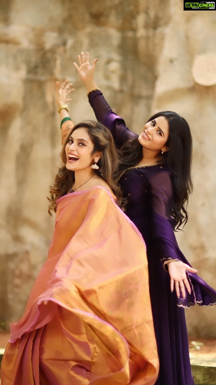 Rithika Tamil Selvi Instagram - Happy faces π @shrutika_arjun π― VC @dhanush__photography . . . . #rithika #tamil_rithika #rithikatamilselvi #cookwithcomali #cwc #cwcfamily #friends #vijaystars #trending #trendingreels #reelsinstagram #instagram #trendingoninstagram