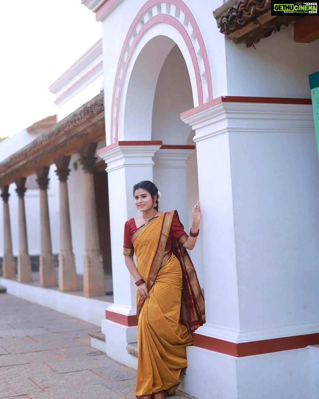 Rithika Tamil Selvi Instagram - Smiles are free but they are worth a lot 😊keep ur smile on ✌️ Hairdo & saree styling : @__beauty__squad__ Jewellery: @made_for_hers Photography : @ashokarsh . . . . . . #rithika #tamil_rithika #rithikatamilselvi #sareelove #traditionaljewellery #traditionalsaree #photography #tamilnadutourism #tamilnadutradition #navaratri #navaratrifest #southindianbride #trending
