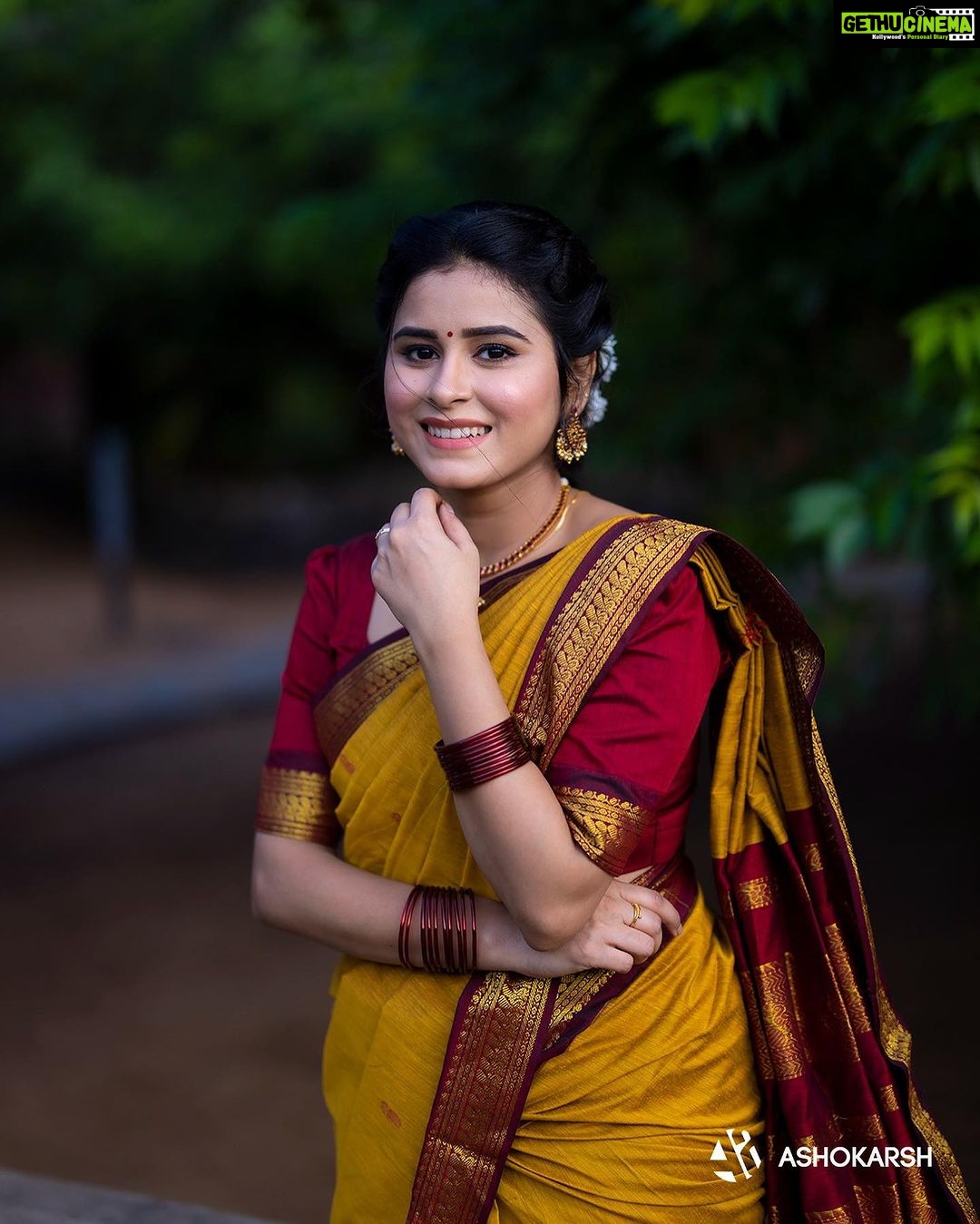 Rithika Tamil Selvi Instagram - Smiles are free but they are worth a lot 😊keep ur smile on ✌️ Hairdo & saree styling : @__beauty__squad__ Jewellery: @made_for_hers Photography : @ashokarsh . . . . . . #rithika #tamil_rithika #rithikatamilselvi #sareelove #traditionaljewellery #traditionalsaree #photography #tamilnadutourism #tamilnadutradition #navaratri #navaratrifest #southindianbride #trending