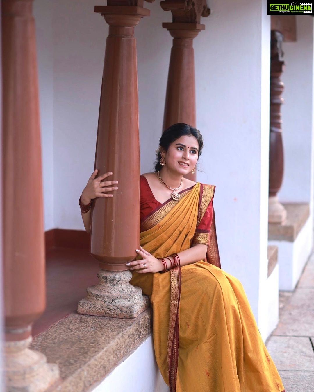 Rithika Tamil Selvi Instagram - Smiles are free but they are worth a lot 😊keep ur smile on ✌️ Hairdo & saree styling : @__beauty__squad__ Jewellery: @made_for_hers Photography : @ashokarsh . . . . . . #rithika #tamil_rithika #rithikatamilselvi #sareelove #traditionaljewellery #traditionalsaree #photography #tamilnadutourism #tamilnadutradition #navaratri #navaratrifest #southindianbride #trending