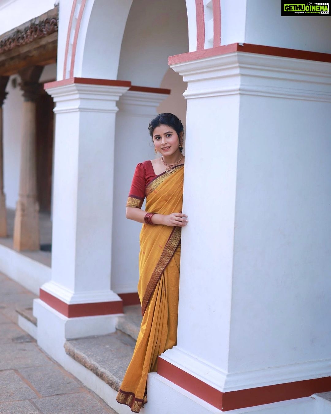 Rithika Tamil Selvi Instagram - Smiles are free but they are worth a lot 😊keep ur smile on ✌️ Hairdo & saree styling : @__beauty__squad__ Jewellery: @made_for_hers Photography : @ashokarsh . . . . . . #rithika #tamil_rithika #rithikatamilselvi #sareelove #traditionaljewellery #traditionalsaree #photography #tamilnadutourism #tamilnadutradition #navaratri #navaratrifest #southindianbride #trending