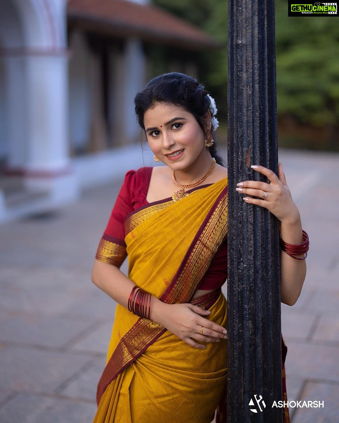 Rithika Tamil Selvi Instagram - Smiles are free but they are worth a lot 😊keep ur smile on ✌️ Hairdo & saree styling : @__beauty__squad__ Jewellery: @made_for_hers Photography : @ashokarsh . . . . . . #rithika #tamil_rithika #rithikatamilselvi #sareelove #traditionaljewellery #traditionalsaree #photography #tamilnadutourism #tamilnadutradition #navaratri #navaratrifest #southindianbride #trending