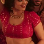 Ritika Singh Instagram - Had so much fun getting @ritika_offl glammed up for kalapakkaara song 💃 Thank you so much for all the love on this 80’s look that we created for this song. It was lovely working with @dqswayfarerfilms and the whole team. Makeup @makeupwithshruthi Hairstyling @suganthi.themua #DQxRitz #kingofkotha #kalapakkaara #dulquersalmaan #ritikasingh #tollywood #mollywood #malayalamcinema