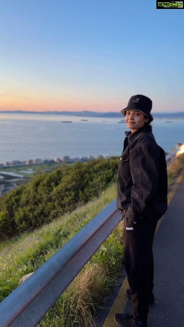 Ritika Singh Instagram - Forever chasing mountains and sunsets 🌄🌻✨ Capetown, South Africa
