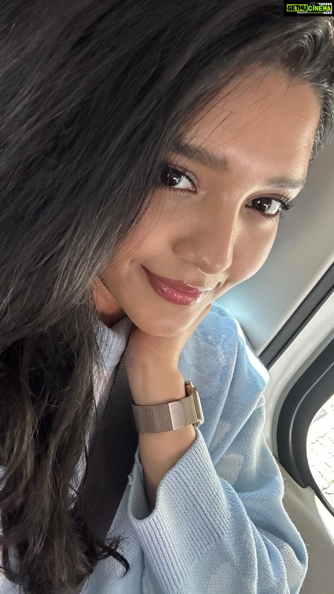 Ritika Singh Instagram - CapeTown light making me shine the brightest 🌞💫 #bestmakeupdays #sunkissed #supershy Capetown, South Africa