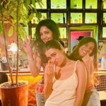 Ritika Singh Instagram - Just a goooood night with my girls🫶🏽 Room One Cocktail Bar