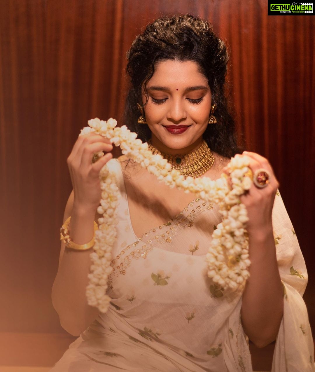 Ritika Singh - 484.5K Likes - Mood after having my first ever Onam sadhya 😍