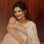 Ritika Singh Instagram - Onam Aashamsakal 🌸✨ Outfit @milandesignkochi Jewellery @sangeetha916gold Styling @styledbysmiji Makeup @makeupwithshruthi Hair @soverpukhrambam Shot by @_shutter__bug