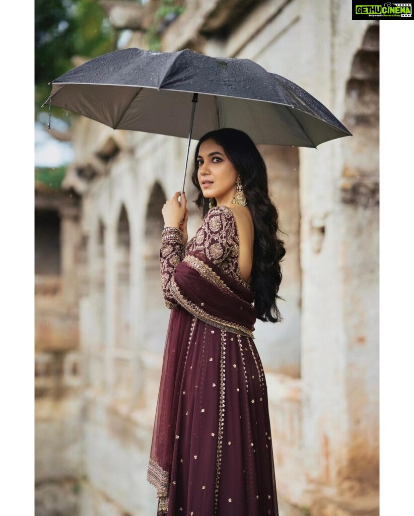 Ritu Varma Instagram - बारिश 🩶 Photography @the_pixel_farmer Styling @ravali_chinthapatla Outfit @geethikakanumilli Jewelry @lbajrangpershadjewellers MUA @makeupartist_arti Hair @durgarao_kvv