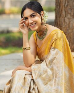 Ritu Varma Instagram - 🌻🌻

Jewellery @vegasri_goldanddiamonds 
Styling @hersheyy05 
Photography @the_pixel_farmer 
MUA @makeupartist_arti Hair @durgarao_kvv