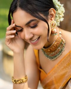 Ritu Varma Instagram - 🌻🌻

Jewellery @vegasri_goldanddiamonds 
Styling @hersheyy05 
Photography @the_pixel_farmer 
MUA @makeupartist_arti Hair @durgarao_kvv