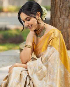 Ritu Varma Instagram - 🌻🌻

Jewellery @vegasri_goldanddiamonds 
Styling @hersheyy05 
Photography @the_pixel_farmer 
MUA @makeupartist_arti Hair @durgarao_kvv