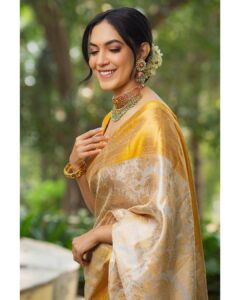 Ritu Varma Instagram - 🌻🌻

Jewellery @vegasri_goldanddiamonds 
Styling @hersheyy05 
Photography @the_pixel_farmer 
MUA @makeupartist_arti Hair @durgarao_kvv