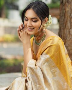 Ritu Varma Instagram - 🌻🌻

Jewellery @vegasri_goldanddiamonds 
Styling @hersheyy05 
Photography @the_pixel_farmer 
MUA @makeupartist_arti Hair @durgarao_kvv