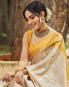 Ritu Varma Instagram - 🌻🌻

Jewellery @vegasri_goldanddiamonds 
Styling @hersheyy05 
Photography @the_pixel_farmer 
MUA @makeupartist_arti Hair @durgarao_kvv