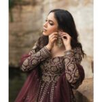 Ritu Varma Instagram – ✨✨

Photography @the_pixel_farmer 
Styling @ravali_chinthapatla 
Outfit @geethikakanumilli 
Jewelry @lbajrangpershadjewellers 
MUA @makeupartist_arti Hair @durgarao_kvv
