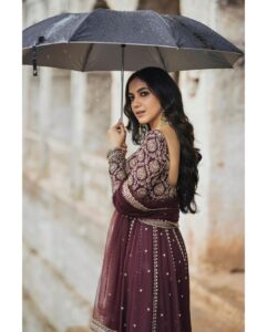 Ritu Varma Instagram - बारिश 🩶

Photography @the_pixel_farmer 
Styling @ravali_chinthapatla 
Outfit @geethikakanumilli 
Jewelry @lbajrangpershadjewellers 
MUA @makeupartist_arti Hair @durgarao_kvv
