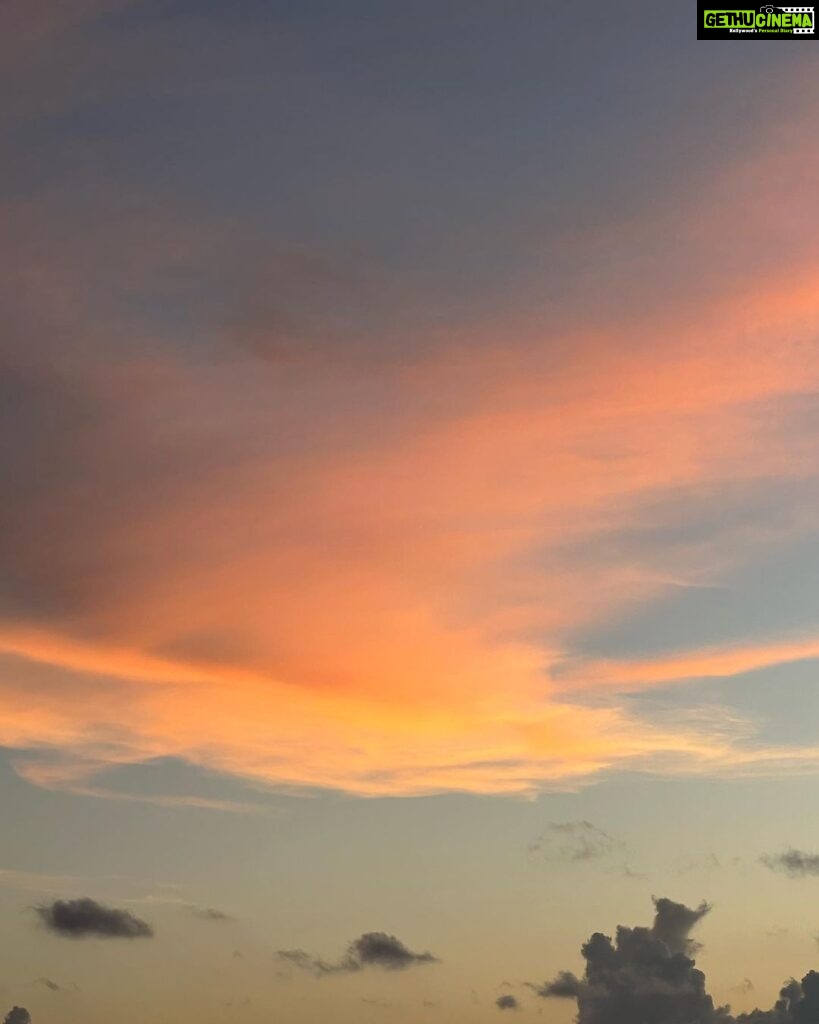 Riya Sen Instagram - 🌞 #sunset #sky #colombo #tourism One Galle Face