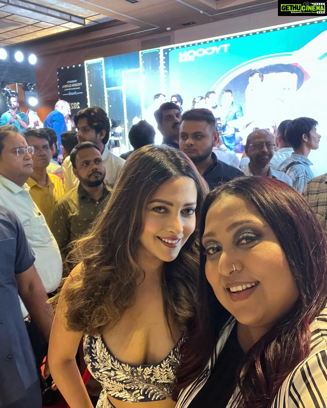 Riya Sen Instagram - Thank you Filmgiants Tycoon Global Governance & Business Awards for presenting me the award for β most attractive personality of the nation β π€©π . Itβs quite funny . But more so for reuniting me with my beautiful friend @shabinakhanofficial . Best wishes to all ππ» Outfit @samantchauhan @rhythmdatta ProMotion partners : raajveersharma @filmgiants @tycoonglobaluae @tycoonmagazines @tycoonglobal @tycoonglobalnetwork @tycoonglobaluk @tycoonglobalaustralia @tycoonmagazinesteam #love #happy #instagood #photography