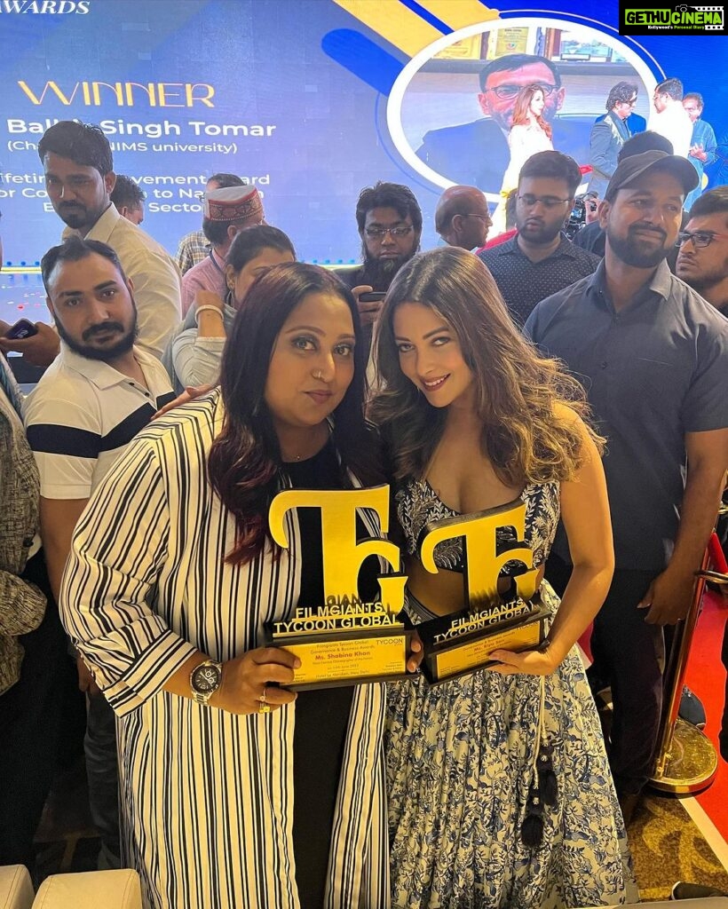 Riya Sen Instagram - Thank you Filmgiants Tycoon Global Governance & Business Awards for presenting me the award for ‘ most attractive personality of the nation ‘ 🤩😜 . It’s quite funny . But more so for reuniting me with my beautiful friend @shabinakhanofficial . Best wishes to all 🙏🏻 Outfit @samantchauhan @rhythmdatta ProMotion partners : raajveersharma @filmgiants @tycoonglobaluae @tycoonmagazines @tycoonglobal @tycoonglobalnetwork @tycoonglobaluk @tycoonglobalaustralia @tycoonmagazinesteam #love #happy #instagood #photography