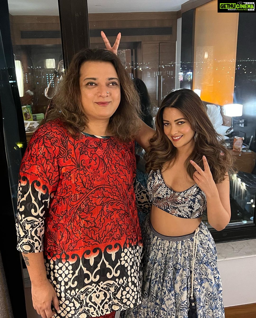 Riya Sen Instagram - Thank you Filmgiants Tycoon Global Governance & Business Awards for presenting me the award for β most attractive personality of the nation β π€©π . Itβs quite funny . But more so for reuniting me with my beautiful friend @shabinakhanofficial . Best wishes to all ππ» Outfit @samantchauhan @rhythmdatta ProMotion partners : raajveersharma @filmgiants @tycoonglobaluae @tycoonmagazines @tycoonglobal @tycoonglobalnetwork @tycoonglobaluk @tycoonglobalaustralia @tycoonmagazinesteam #love #happy #instagood #photography