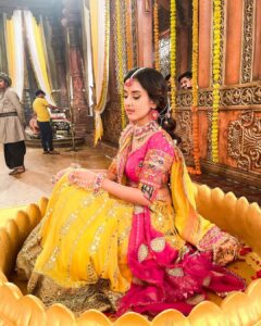 Riya Sharma Instagram - Minding my business, always. #tara #majormissing #tb Mumbai, Maharashtra