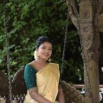 Riythvika Instagram - #onamashamsakal🌸🌷🌻 Makeup & styling : @sandy_de_stylist_ Photography: @sathyaphotography3 Hair & saree draping: @team_sandydestylist_ @sanvy_makeoverartistry Saree : @d_blossoms_saree Blouse : @ishithaa_design_house Jewellery : @fineshinejewels