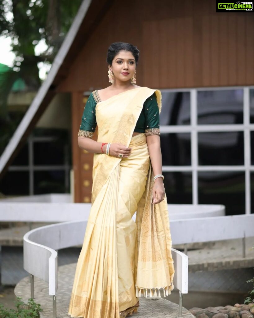 Riythvika Instagram - Makeup & styling : @sandy_de_stylist_ Photography: @sathyaphotography3 Hair & saree draping: @team_sandydestylist_ @sanvy_makeoverartistry Saree : @d_blossoms_saree Blouse : @ishithaa_design_house Jewellery : @fineshinejewels