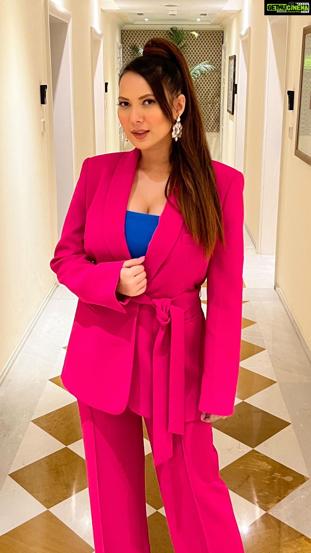 Rochelle Rao Instagram - Since all of you were sooo supportive of my last reel showing the work I did while I have been pregnant, here’s another one! I got the opportunity to host a show for the #rajasthanroyals and interview some of their key players. Once again my team where absolutely superb, travelling with me, carrying my bags for me & even carrying snacks & water for me wherever we went. @sharaddhamnaskar thanks for the awesome HMU & Care! Loved this oversized suit from @zara that made it possible for me to cover my 5.5 month baby bump! Most of all loved this mash up! How many songs do you recognise in the track, use it fully in your own reels as there are more nostalgic tunes in this one!
