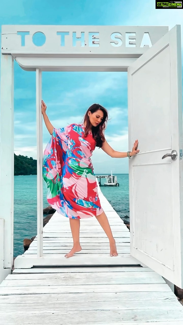 Rochelle Rao Instagram - This rain got me wishing I could run back to this moment in the sun! 🌞#throwback @mandirawirkhq
