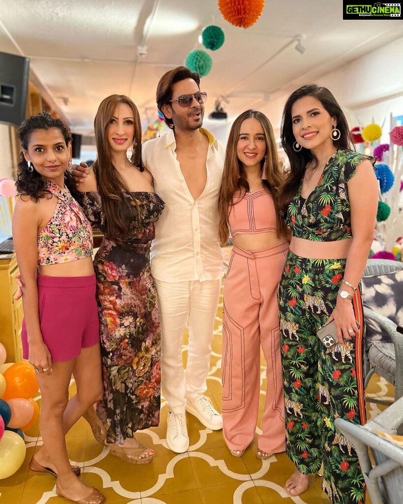 Rochelle Rao Instagram - They’re about to POP!! 🎈Had a blast at the Kero Baby shower waiting to welcome my Sister @rochellerao’s little one! Masi love is a special kind of love! @keithsequeira you’re going to be a great dad! ❤️ Big shout out to the girl tribe @shwetapgoyal @natasha.jeyasingh and @lisabocarro! 💕