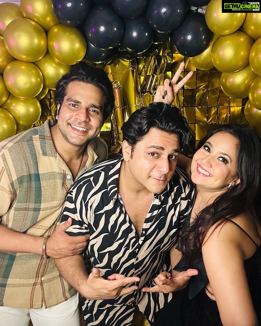 Roopal Tyagi Instagram - Biggest group hug to my personal Lion, lioness and Archer🦁 🦁 🏹 🤗 You guys know what this meant to me. Squishy hugs 🤗 P.S. @niravpsoni kudos for jheloing me since eternity 🫶🏼 #1millionfollowersparty