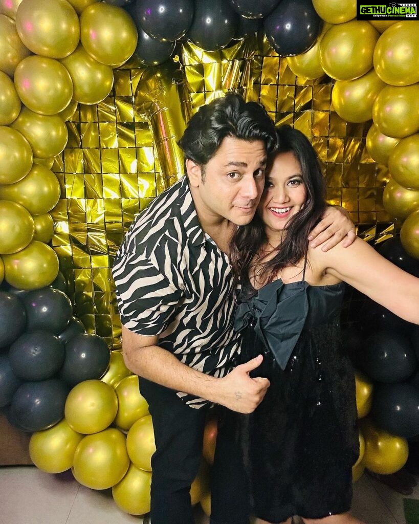 Roopal Tyagi Instagram - Biggest group hug to my personal Lion, lioness and Archer🦁 🦁 🏹 🤗 You guys know what this meant to me. Squishy hugs 🤗 P.S. @niravpsoni kudos for jheloing me since eternity 🫶🏼 #1millionfollowersparty