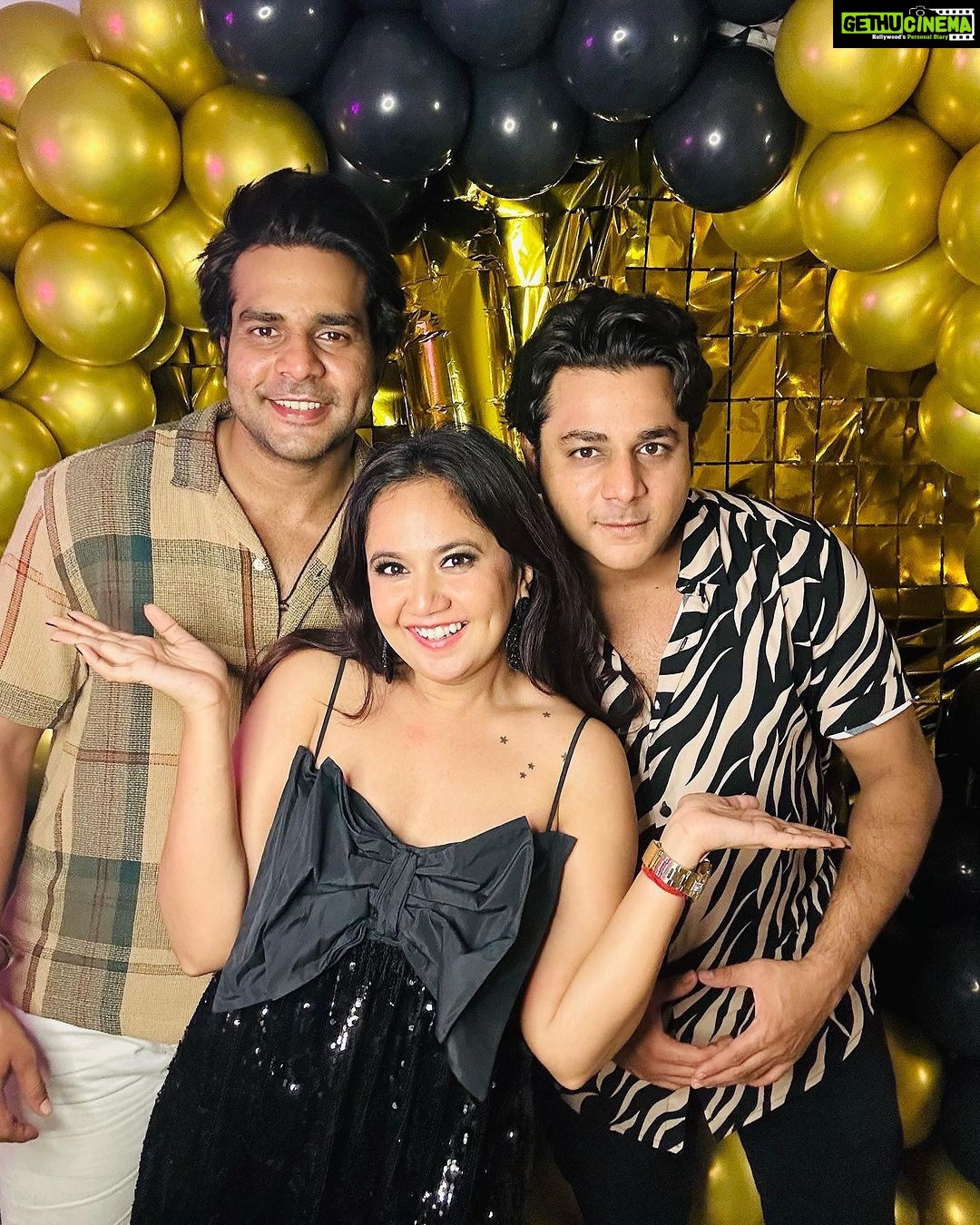 Roopal Tyagi Instagram - Biggest group hug to my personal Lion, lioness and Archer🦁 🦁 🏹 🤗 You guys know what this meant to me. Squishy hugs 🤗 P.S. @niravpsoni kudos for jheloing me since eternity 🫶🏼 #1millionfollowersparty