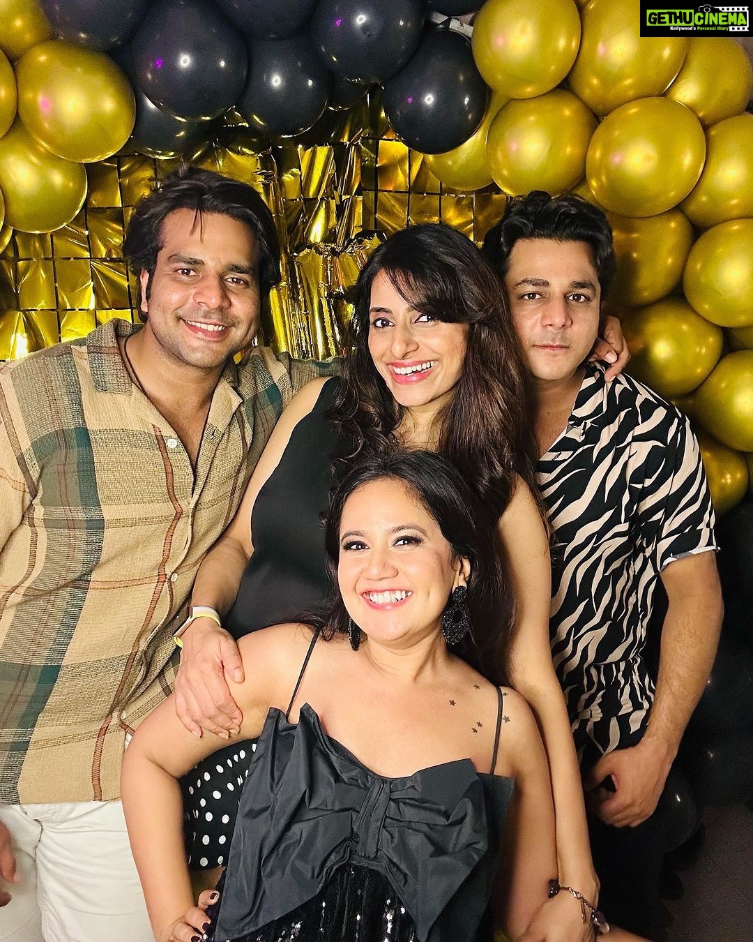 Roopal Tyagi Instagram - Biggest group hug to my personal Lion, lioness and Archer🦁 🦁 🏹 🤗 You guys know what this meant to me. Squishy hugs 🤗 P.S. @niravpsoni kudos for jheloing me since eternity 🫶🏼 #1millionfollowersparty