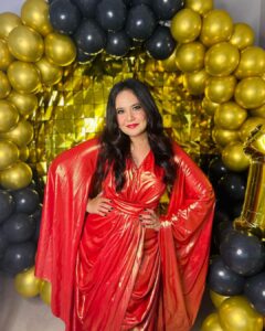 Roopal Tyagi Instagram - Happiness is.. 
🍾 🎉 🎂 🎈 

#1millionfollowers #celebrityinfluencer #instagram