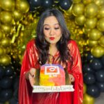 Roopal Tyagi Instagram - Happiness is.. 🍾 🎉 🎂 🎈 #1millionfollowers #celebrityinfluencer #instagram
