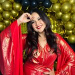 Roopal Tyagi Instagram - Happiness is.. 🍾 🎉 🎂 🎈 #1millionfollowers #celebrityinfluencer #instagram
