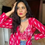 Roopal Tyagi Instagram - I love this indo western look. What do you think about it? #indowestern #ootd #looks #silverjewelry #jeans