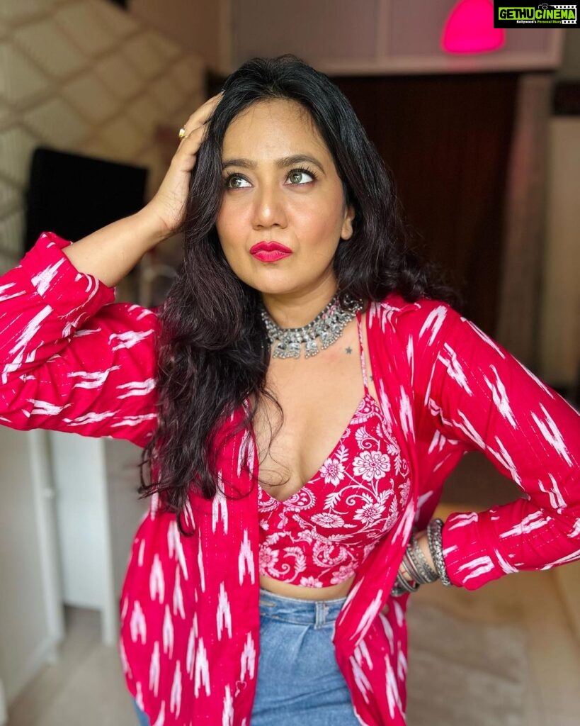 Roopal Tyagi Instagram - I love this indo western look. What do you think about it? #indowestern #ootd #looks #silverjewelry #jeans