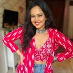 Roopal Tyagi Instagram - I love this indo western look. What do you think about it? #indowestern #ootd #looks #silverjewelry #jeans