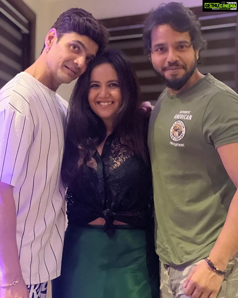 Roopal Tyagi Instagram - Viejo amigos -P2 & 3G🕺💃🕺 Since the sizzle from Spain made a comeback last night 😂 #iykyk