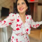 Roopal Tyagi Instagram - Laal mere dil ka haal hai ❤️ Lagta tumpar kamal hai 🥰 Yeh tofa nahi sawaal hai.. Kya Subash Ghai ki picture taal hai? 😂🤪 #ootd #reddress #coordset
