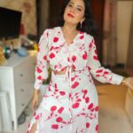 Roopal Tyagi Instagram - Laal mere dil ka haal hai ❤️ Lagta tumpar kamal hai 🥰 Yeh tofa nahi sawaal hai.. Kya Subash Ghai ki picture taal hai? 😂🤪 #ootd #reddress #coordset