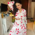 Roopal Tyagi Instagram - Laal mere dil ka haal hai ❤️ Lagta tumpar kamal hai 🥰 Yeh tofa nahi sawaal hai.. Kya Subash Ghai ki picture taal hai? 😂🤪 #ootd #reddress #coordset